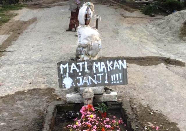 Protes Jalan (2) Labuan Panimba