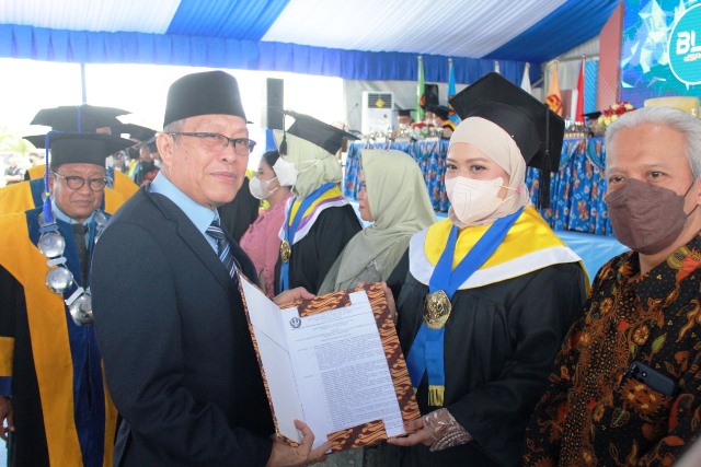 Wisuda Untad