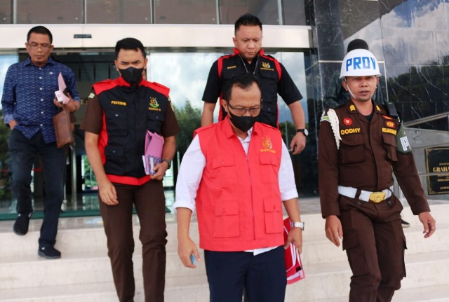 Penahanan Tersangka Kadis PUPR Banggai Laut