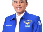 PALU, WARTASULAWESI.COM - Gelombang dukungan pasangan Capres dan Cawapres Anies Baswedan dan Agus Harimurti Yudhoyono (AHY) terus berdatangan dan di gelorakan. Tidak hanya dari kader dan simpatisan, bahkan dari masyarakat meminta pasangan Anies dan AHY sebagai peserta pemilu 2024 mendatang. Salah satunya yang terjadi di Provinsi Sulawesi Tengah. Tak hanya harapan dari kader Partai Demorkat daerah di Sulawesi Tengah. Alasan meminta dan mendukung AHY jadi cawapres karena tokoh muda yang dianilai cocok bersama Anies. Pernyataan tersebut disampaikan Ketua DPD Partai Demokrat Sulawesi Tengah Anwar Hafid kepada media. Anwar mentebutkan rasa terima kasih kepada masyarakat Sulteng atas dukungannyab kepada AHY untuk menjadi cawapres.. Atas harapan dan masukannya, lanjut Anwar selaku Ketua DPD Partai Demorkat akan menyampaikan harapannya kepada DPP. "Pastinya harapan dan masukannya itu kita sampaikan ke DPP. Biar DPP yang melakukan kerja-kerja politik kepada partai koaslisi bagaimana Anies-AHY bisa di duetkan sebagai capres dan cawapres pemilu 2024," tegas mantan Bupati Morowali dua periode ini. Kata anggota DPR Komisi V ini masyarakat Sulteng melihat pasangan Anies-AHY merupakan pasangan yang cocok dan pas di pemilu 2024 mendatang. Karena kedua tokoh ini dinilai sebagai pemimpin muda, cerdas, dan intelektual. "Sudah sepantasnya AHY sebagai cawapres penamping Pak Anies di pemilu 2024 mendatang,"tegas anggota DPR RI Komisi V ini. Begitu besar arus bawa menduetkan Anies-AHY, pengurus DPD,DPC, PAC, Ranting dan Anak Ranting sudah memutuskan dan mendeklarasikan pasangan Anies-AHY sebagai capres dan cawapres pemilu 2024. "Pastinya kita mendukung penuh pasangan Anies-AHY, dan Sulteng garda terdepan memenangkan pasangan ini," ujarnya. Menurut Anwar alasan dukungan tersebut diberikan, bahwa gelombang masyarakat khususnya di Sulteng begitu besar harapannya agar AHY di duetkan dengan Anies. Terlebih saat kehadirannya ke Kota Palu antusias penyanbutan tidak hanya dari para kader, simpatisan, bahkanasyarakat ikut hadir. "Mereka tulus hadir tidak dibayar dan dimobilisasi, jadinya ril dukuanganya. Masyarakat sangat antusias dan memberikan energi positif pada Partai Demokrat, " tegas Anwar. "Antusias begitu besar saya merasa ada energi yang positif mengekspresikan dan harapan serta keyakinan jelang Pemilu 2024. Efek domino dari itu (Demokrat dukung Anies) ada, apalagi kalau wakil presidennya AHY, udah selesai itu barang. Ini adalah paket yang diidamkan di Indonesia, khususnya Sulsel," katanya seraya berapi-api. Apalagi elektabilitas Partai Demokrat terus membaik dan positif Sehingga hal yang wajar saat ini gelombang dukungan rakyat terus mengalami peningkatan pascadeklarasi Partai Demokrat mendeklarasikan Anies Baswedan." Jadi cocok sekali Perubahan dan Perbaikan pada pasangan Anies-AHY saling melengkapi," kembali dijelaskan. Selain itu, dia mengklaim dukungan partainya terhadap Anies dilakukan dengan perhitungan yang cukup matang. Dia menegaskan seluruh tahap persiapan telah selesai sebelum deklarasi dilakukan. Menurut Anwar bersama dengan seluruh anggota partai sudah mempersiapkan strategi dan taktik untuk memenangkan jagoannya itu. "Kami tidak setengah-setengah menjagokan Anis sebagai Bacapres. Oh wajib itu, AHY sebagai ketua umum, kita harus sosialisasikan sebagai cawapres berpasangan dengan Bung Anis," lanjutnya. Ditambahkan Anwar bahwa kehadiran AHY di Sulteng membawa angin segar bagai kadernya. AHY adalay ujung tombak bagi kader Partai Demokrat, apalagi menyongsong pemilu 2024 sudah depan mata. " Kehadiran AHY sebagai vitamin dan angin segar di Sulteng, sehingga para kader begitu antusias mengikuti safari politik yang dilakukan AHY selama di Kota Palu," jelasnya. Anwar akan terus mensosialisasikan kepada masyarakat luas, khususnya di Sulteng bagaimana memenangkan Anies-AHY. Dia juga berkeyakinan partai koalisi PKS dan Nasdem pada akhirnya memutuskan untuk memilih AHY sebagai cawapres."PKS saya rasa sudah oke dengan AHY, terpenting penting bagi PKS Perubahan dan Perbaikan untuk bangsa harus dijalankan dengan baik," ujarnya. " Dan Nasdem, saat Ketum Nasdem Bersilaturhami ke Partai Demokrat sinyal audha jelas lebih dari pantas AHY jadi cawapres. Apalagi Pak Anies sudah merasa cocok kebersamaan mereka, jadinya saya yakin akan terwujud pasangan Anies-AHY. hanya menunggu moment waktu yang tepat saja," tegasnya. Tentunya, kata Anwar sebagai kader di daerah dirinya terus berjalan semesti biasanya yaitu mensosialisasikan bagaimana Partai Demokrat di pemilu 2024 kembali berjaya seperi pilu 2024 dan 2009. "Kita akan rebut kemanangan di pemilu 2024, bagaimana menjadi juara di Sulteng sesuai arahan AHY kader harus bertambah duduk eksekutif dan legislatif," ujarnya.
