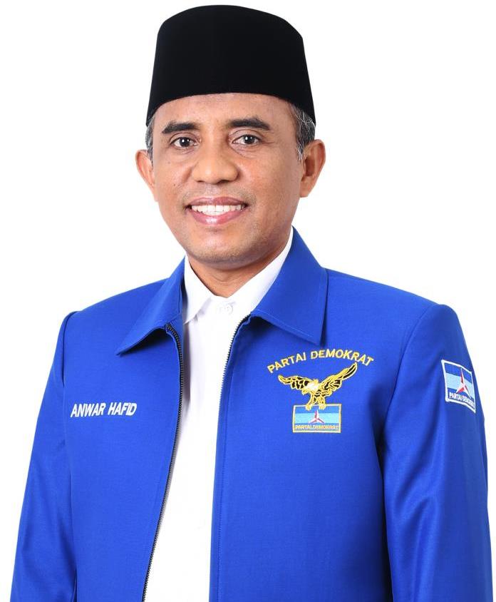 PALU, WARTASULAWESI.COM - Gelombang dukungan pasangan Capres dan Cawapres Anies Baswedan dan Agus Harimurti Yudhoyono (AHY) terus berdatangan dan di gelorakan. Tidak hanya dari kader dan simpatisan, bahkan dari masyarakat meminta pasangan Anies dan AHY sebagai peserta pemilu 2024 mendatang. Salah satunya yang terjadi di Provinsi Sulawesi Tengah. Tak hanya harapan dari kader Partai Demorkat daerah di Sulawesi Tengah. Alasan meminta dan mendukung AHY jadi cawapres karena tokoh muda yang dianilai cocok bersama Anies. Pernyataan tersebut disampaikan Ketua DPD Partai Demokrat Sulawesi Tengah Anwar Hafid kepada media. Anwar mentebutkan rasa terima kasih kepada masyarakat Sulteng atas dukungannyab kepada AHY untuk menjadi cawapres.. Atas harapan dan masukannya, lanjut Anwar selaku Ketua DPD Partai Demorkat akan menyampaikan harapannya kepada DPP. "Pastinya harapan dan masukannya itu kita sampaikan ke DPP. Biar DPP yang melakukan kerja-kerja politik kepada partai koaslisi bagaimana Anies-AHY bisa di duetkan sebagai capres dan cawapres pemilu 2024," tegas mantan Bupati Morowali dua periode ini. Kata anggota DPR Komisi V ini masyarakat Sulteng melihat pasangan Anies-AHY merupakan pasangan yang cocok dan pas di pemilu 2024 mendatang. Karena kedua tokoh ini dinilai sebagai pemimpin muda, cerdas, dan intelektual. "Sudah sepantasnya AHY sebagai cawapres penamping Pak Anies di pemilu 2024 mendatang,"tegas anggota DPR RI Komisi V ini. Begitu besar arus bawa menduetkan Anies-AHY, pengurus DPD,DPC, PAC, Ranting dan Anak Ranting sudah memutuskan dan mendeklarasikan pasangan Anies-AHY sebagai capres dan cawapres pemilu 2024. "Pastinya kita mendukung penuh pasangan Anies-AHY, dan Sulteng garda terdepan memenangkan pasangan ini," ujarnya. Menurut Anwar alasan dukungan tersebut diberikan, bahwa gelombang masyarakat khususnya di Sulteng begitu besar harapannya agar AHY di duetkan dengan Anies. Terlebih saat kehadirannya ke Kota Palu antusias penyanbutan tidak hanya dari para kader, simpatisan, bahkanasyarakat ikut hadir. "Mereka tulus hadir tidak dibayar dan dimobilisasi, jadinya ril dukuanganya. Masyarakat sangat antusias dan memberikan energi positif pada Partai Demokrat, " tegas Anwar. "Antusias begitu besar saya merasa ada energi yang positif mengekspresikan dan harapan serta keyakinan jelang Pemilu 2024. Efek domino dari itu (Demokrat dukung Anies) ada, apalagi kalau wakil presidennya AHY, udah selesai itu barang. Ini adalah paket yang diidamkan di Indonesia, khususnya Sulsel," katanya seraya berapi-api. Apalagi elektabilitas Partai Demokrat terus membaik dan positif Sehingga hal yang wajar saat ini gelombang dukungan rakyat terus mengalami peningkatan pascadeklarasi Partai Demokrat mendeklarasikan Anies Baswedan." Jadi cocok sekali Perubahan dan Perbaikan pada pasangan Anies-AHY saling melengkapi," kembali dijelaskan. Selain itu, dia mengklaim dukungan partainya terhadap Anies dilakukan dengan perhitungan yang cukup matang. Dia menegaskan seluruh tahap persiapan telah selesai sebelum deklarasi dilakukan. Menurut Anwar bersama dengan seluruh anggota partai sudah mempersiapkan strategi dan taktik untuk memenangkan jagoannya itu. "Kami tidak setengah-setengah menjagokan Anis sebagai Bacapres. Oh wajib itu, AHY sebagai ketua umum, kita harus sosialisasikan sebagai cawapres berpasangan dengan Bung Anis," lanjutnya. Ditambahkan Anwar bahwa kehadiran AHY di Sulteng membawa angin segar bagai kadernya. AHY adalay ujung tombak bagi kader Partai Demokrat, apalagi menyongsong pemilu 2024 sudah depan mata. " Kehadiran AHY sebagai vitamin dan angin segar di Sulteng, sehingga para kader begitu antusias mengikuti safari politik yang dilakukan AHY selama di Kota Palu," jelasnya. Anwar akan terus mensosialisasikan kepada masyarakat luas, khususnya di Sulteng bagaimana memenangkan Anies-AHY. Dia juga berkeyakinan partai koalisi PKS dan Nasdem pada akhirnya memutuskan untuk memilih AHY sebagai cawapres."PKS saya rasa sudah oke dengan AHY, terpenting penting bagi PKS Perubahan dan Perbaikan untuk bangsa harus dijalankan dengan baik," ujarnya. " Dan Nasdem, saat Ketum Nasdem Bersilaturhami ke Partai Demokrat sinyal audha jelas lebih dari pantas AHY jadi cawapres. Apalagi Pak Anies sudah merasa cocok kebersamaan mereka, jadinya saya yakin akan terwujud pasangan Anies-AHY. hanya menunggu moment waktu yang tepat saja," tegasnya. Tentunya, kata Anwar sebagai kader di daerah dirinya terus berjalan semesti biasanya yaitu mensosialisasikan bagaimana Partai Demokrat di pemilu 2024 kembali berjaya seperi pilu 2024 dan 2009. "Kita akan rebut kemanangan di pemilu 2024, bagaimana menjadi juara di Sulteng sesuai arahan AHY kader harus bertambah duduk eksekutif dan legislatif," ujarnya.